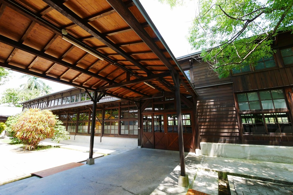 嘉義製材所園區┃嘉義景點:網紅IG拍照打卡新景點,藍天白雲大草原好悠閒,隱身城市中的小清新 @飛天璇的口袋