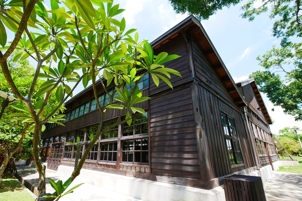 嘉義製材所園區┃嘉義景點:網紅IG拍照打卡新景點,藍天白雲大草原好悠閒,隱身城市中的小清新 @飛天璇的口袋