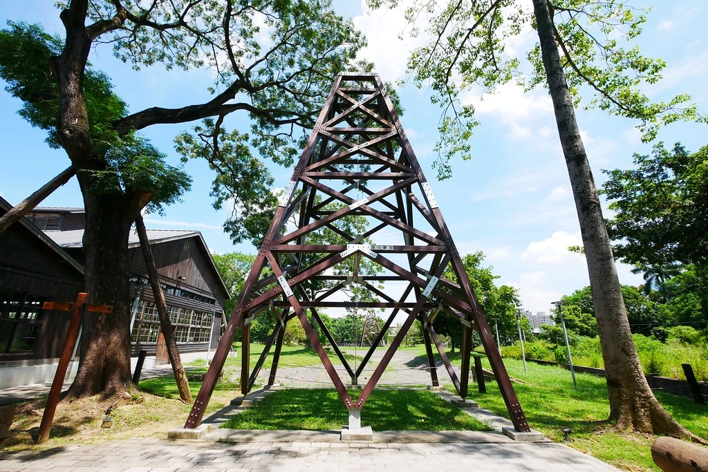 嘉義製材所園區┃嘉義景點:網紅IG拍照打卡新景點,藍天白雲大草原好悠閒,隱身城市中的小清新 @飛天璇的口袋