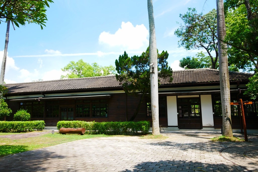 嘉義製材所園區┃嘉義景點:網紅IG拍照打卡新景點,藍天白雲大草原好悠閒,隱身城市中的小清新 @飛天璇的口袋