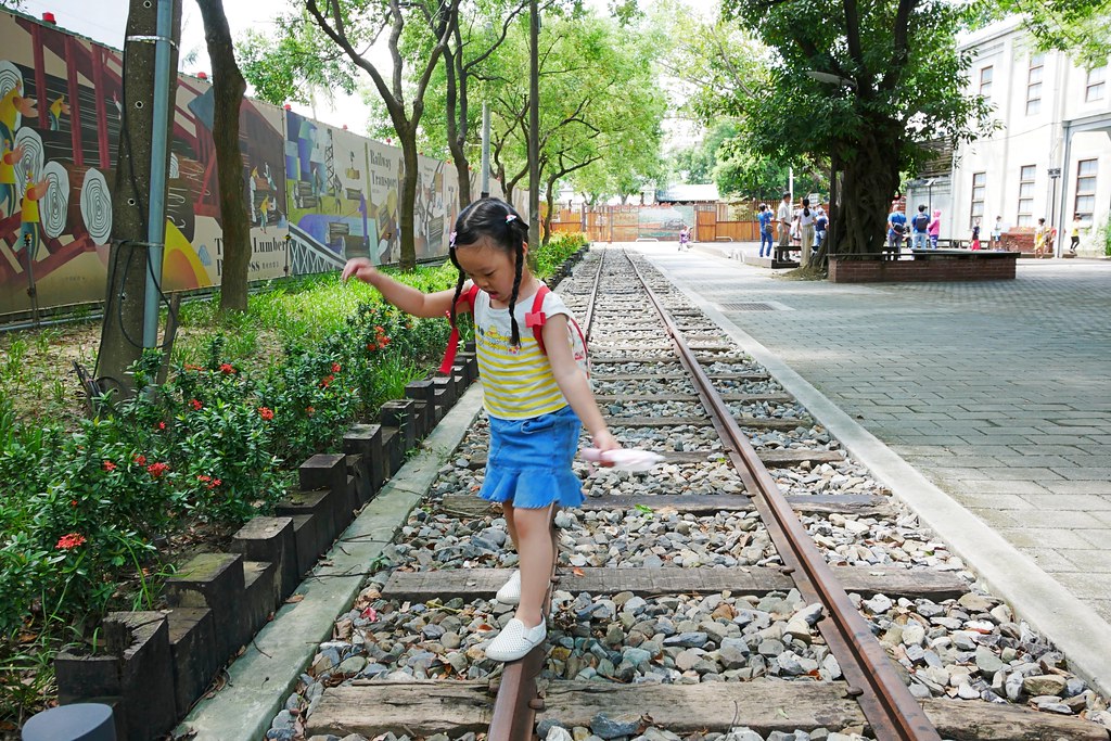 嘉義製材所園區┃嘉義景點:網紅IG拍照打卡新景點,藍天白雲大草原好悠閒,隱身城市中的小清新 @飛天璇的口袋