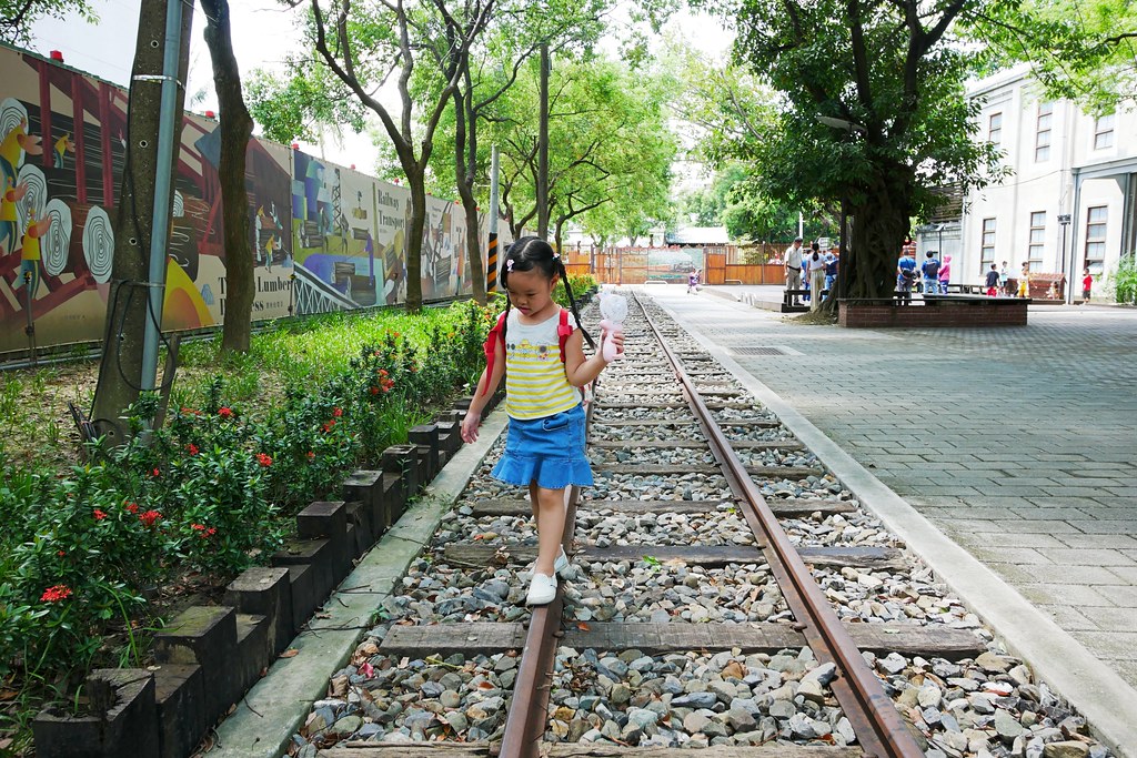 嘉義製材所園區┃嘉義景點:網紅IG拍照打卡新景點,藍天白雲大草原好悠閒,隱身城市中的小清新 @飛天璇的口袋