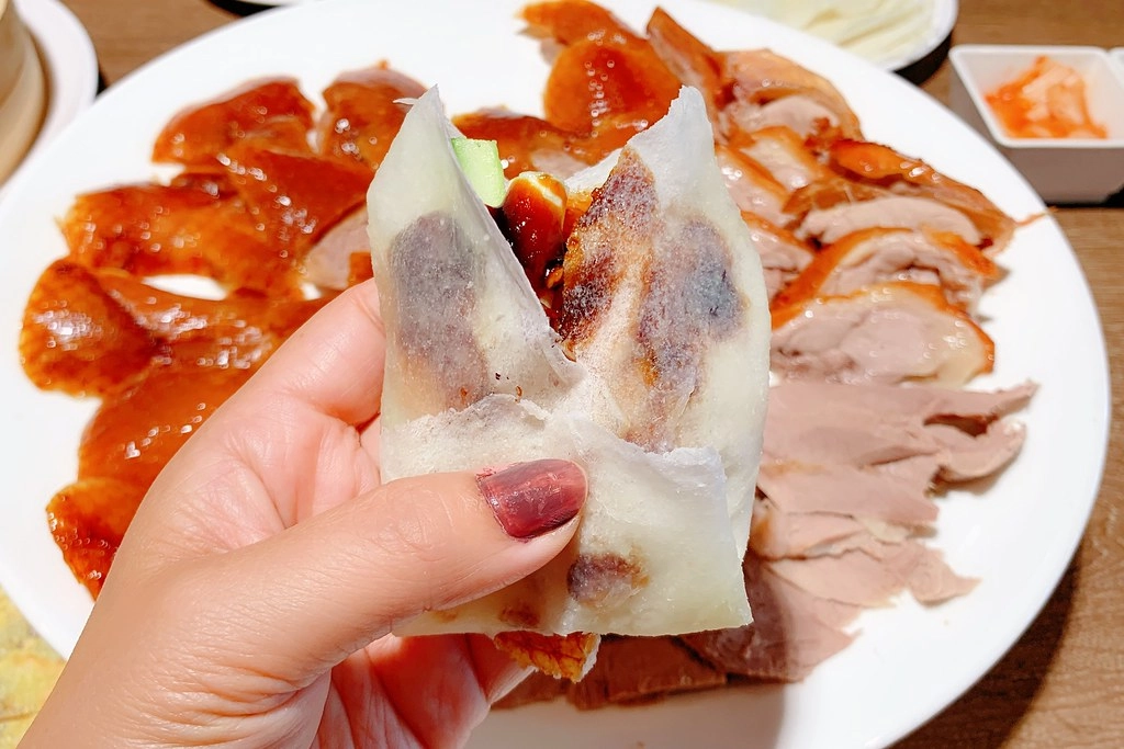 金磚柴火火焰烤鴨┃台中西屯:全聚德技法櫻桃鴨11吃,超人氣烤鴨餐廳進駐中科商圈 @飛天璇的口袋