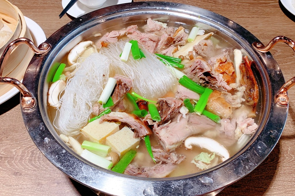 金磚柴火火焰烤鴨┃台中西屯:全聚德技法櫻桃鴨11吃,超人氣烤鴨餐廳進駐中科商圈 @飛天璇的口袋