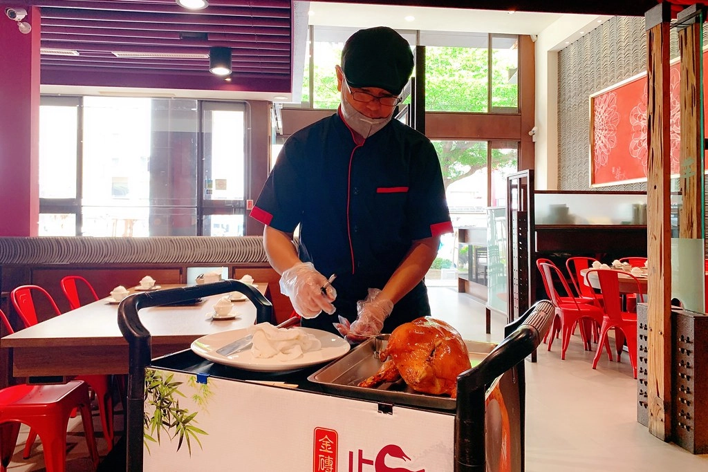 金磚柴火火焰烤鴨┃台中西屯:全聚德技法櫻桃鴨11吃,超人氣烤鴨餐廳進駐中科商圈 @飛天璇的口袋