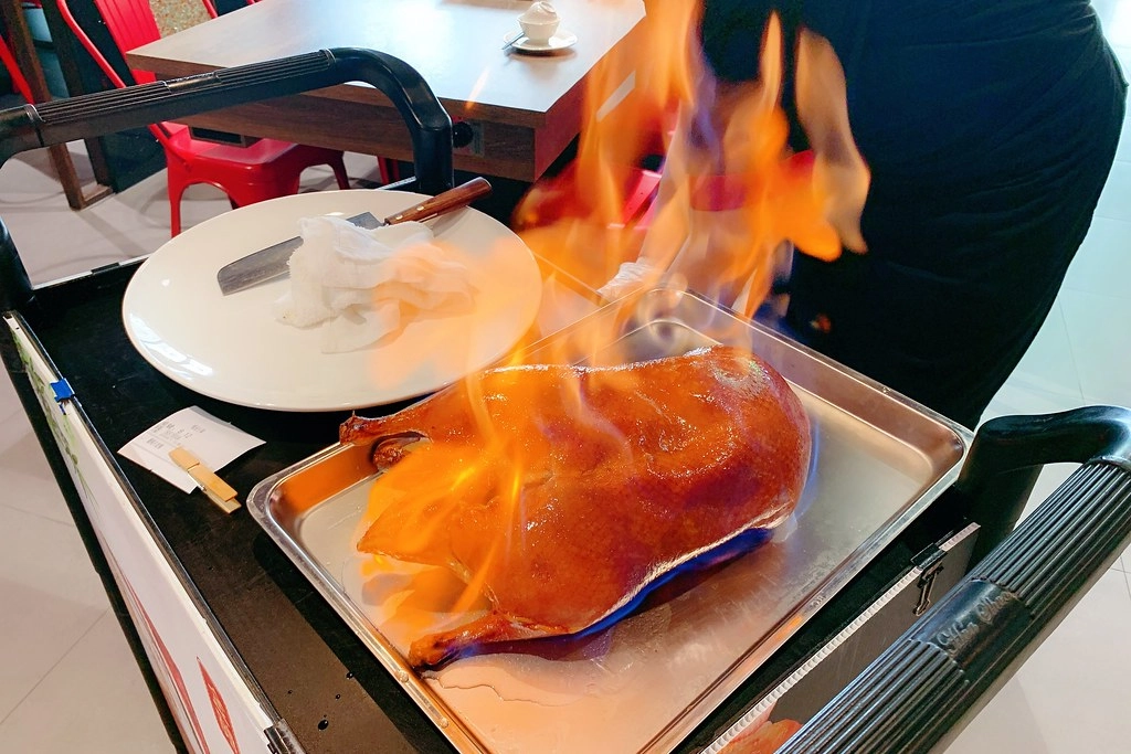 金磚柴火火焰烤鴨┃台中西屯:全聚德技法櫻桃鴨11吃,超人氣烤鴨餐廳進駐中科商圈 @飛天璇的口袋