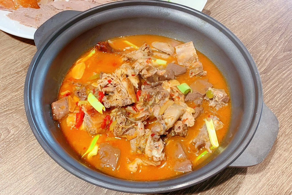 金磚柴火火焰烤鴨┃台中西屯:全聚德技法櫻桃鴨11吃,超人氣烤鴨餐廳進駐中科商圈 @飛天璇的口袋