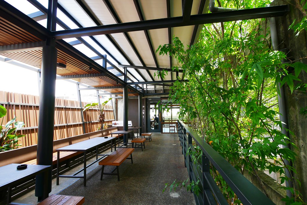 花蓮美食|王記茶舖|花蓮版春水堂之稱的王記茶舖,漂亮的類清水模建築,充滿禪意的中式古典,聊天吃飯的好去趣 @飛天璇的口袋