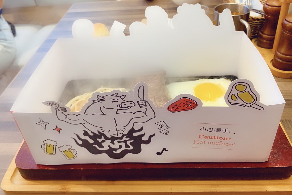 鐵火牛排┃樂軒旗下新品牌~平價鐵板牛排進駐新光三越,湯品飲料白飯甜點無限供應,還有台中名產東泉辣椒 @飛天璇的口袋