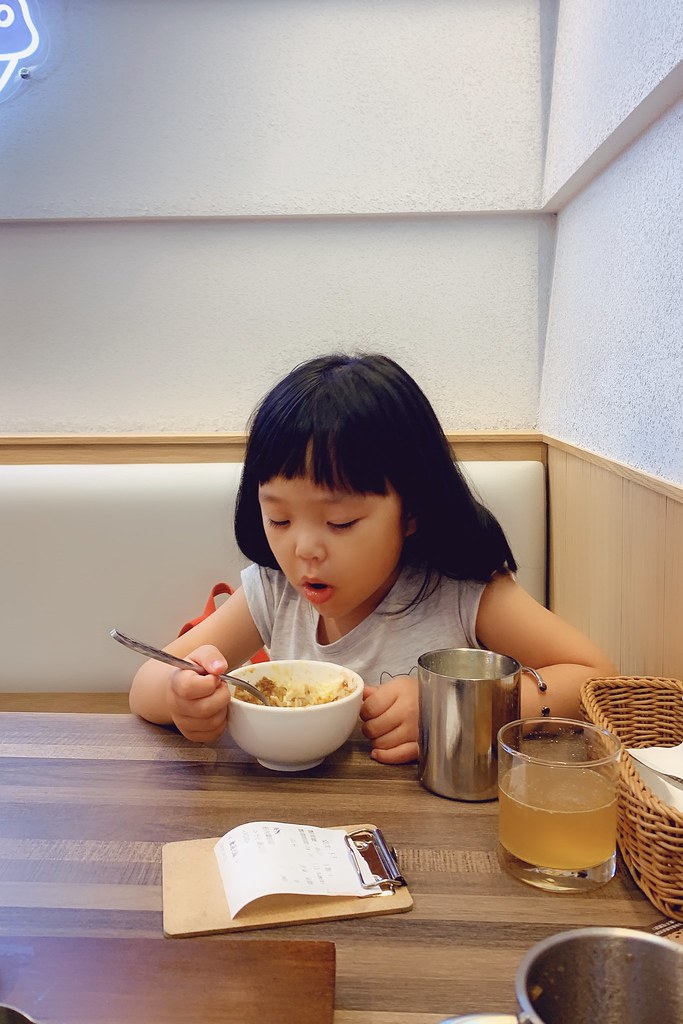 鐵火牛排┃樂軒旗下新品牌~平價鐵板牛排進駐新光三越,湯品飲料白飯甜點無限供應,還有台中名產東泉辣椒 @飛天璇的口袋