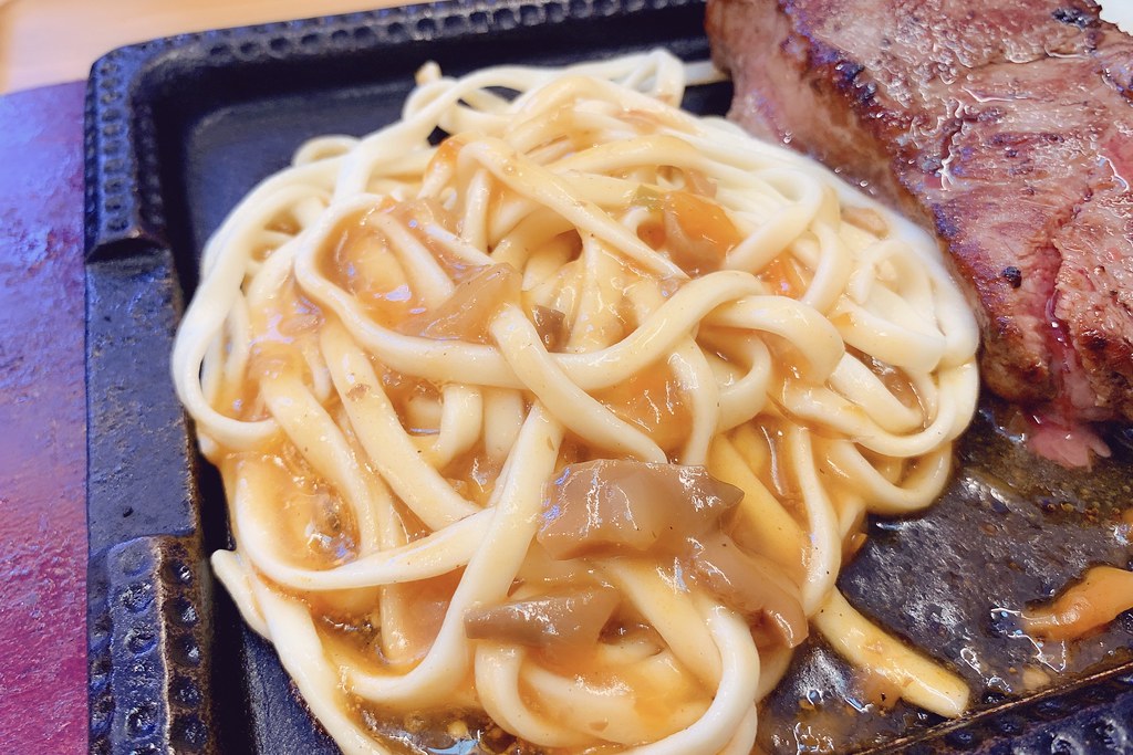 鐵火牛排┃樂軒旗下新品牌~平價鐵板牛排進駐新光三越,湯品飲料白飯甜點無限供應,還有台中名產東泉辣椒 @飛天璇的口袋