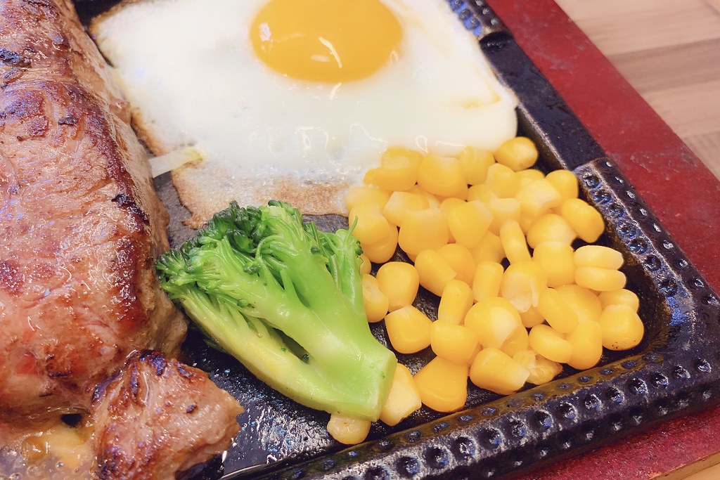 鐵火牛排┃樂軒旗下新品牌~平價鐵板牛排進駐新光三越,湯品飲料白飯甜點無限供應,還有台中名產東泉辣椒 @飛天璇的口袋