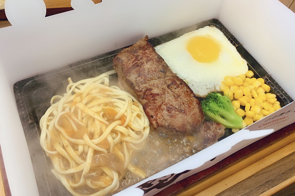 鐵火牛排┃樂軒旗下新品牌~平價鐵板牛排進駐新光三越,湯品飲料白飯甜點無限供應,還有台中名產東泉辣椒 @飛天璇的口袋