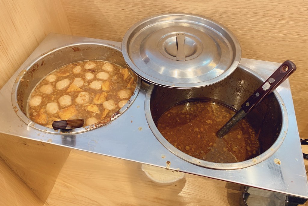 鐵火牛排┃樂軒旗下新品牌~平價鐵板牛排進駐新光三越,湯品飲料白飯甜點無限供應,還有台中名產東泉辣椒 @飛天璇的口袋