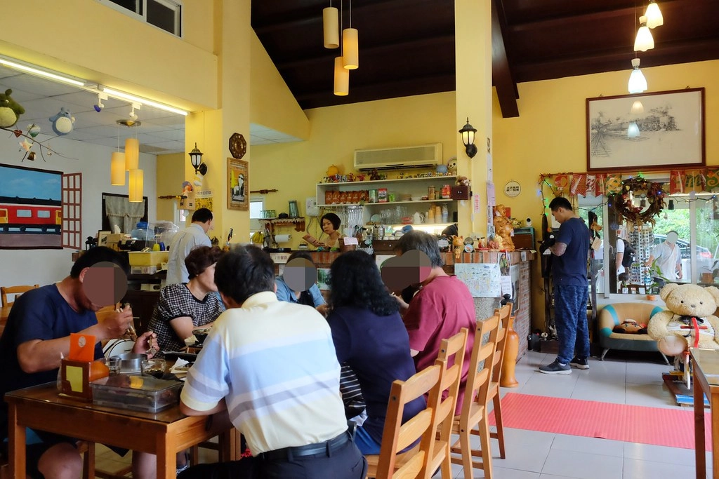 鐵道驛站|紅磚復古建築搭配綠地,餐點好吃又可遛小孩,三義景觀餐廳推薦 @飛天璇的口袋