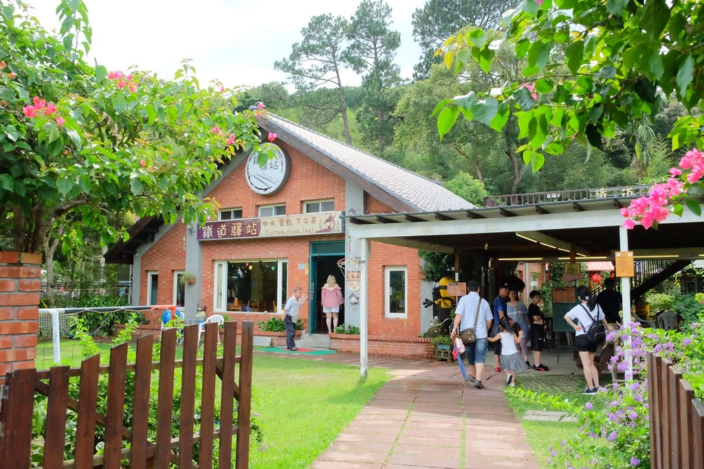 鐵道驛站|紅磚復古建築搭配綠地,餐點好吃又可遛小孩,三義景觀餐廳推薦 @飛天璇的口袋