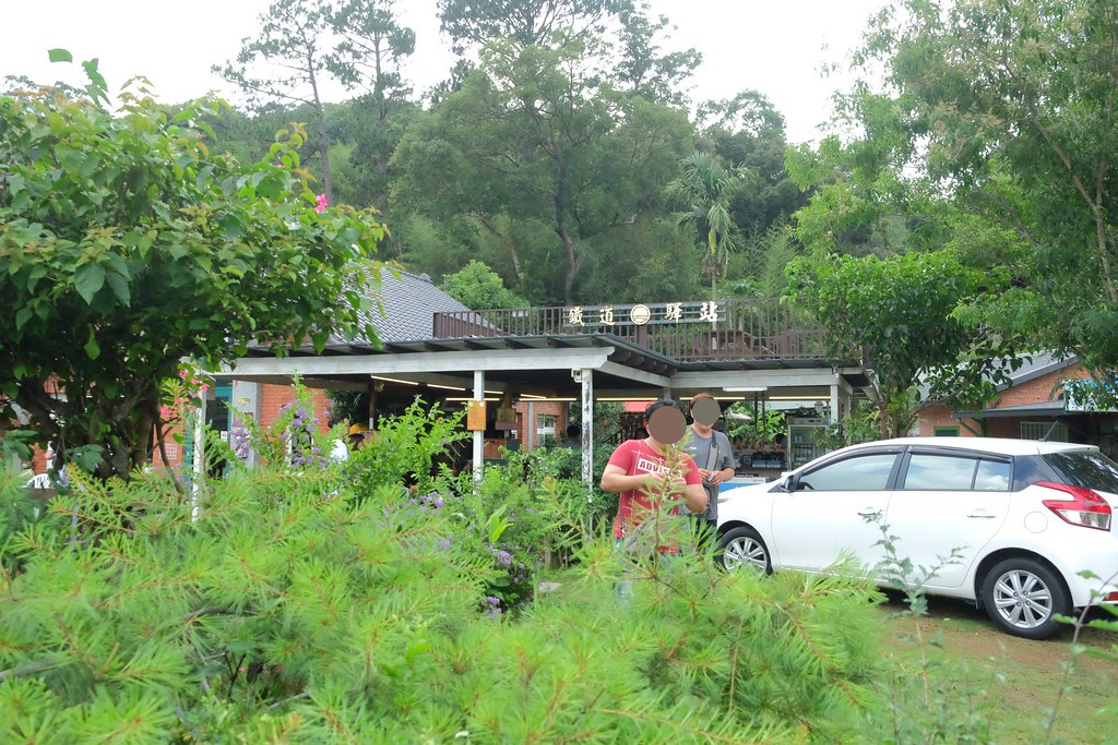 鐵道驛站|紅磚復古建築搭配綠地,餐點好吃又可遛小孩,三義景觀餐廳推薦 @飛天璇的口袋