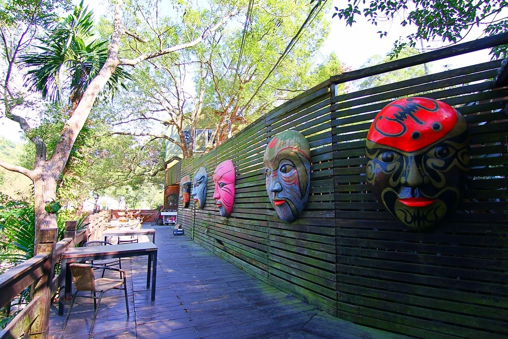 苗栗一日遊|苗栗借問站|苑裡秒殺炸雞 – 垂坤伴手禮 – 東里家風 – 三義木雕博物館 – 彭城堂 – 山板樵休閒農場 @飛天璇的口袋