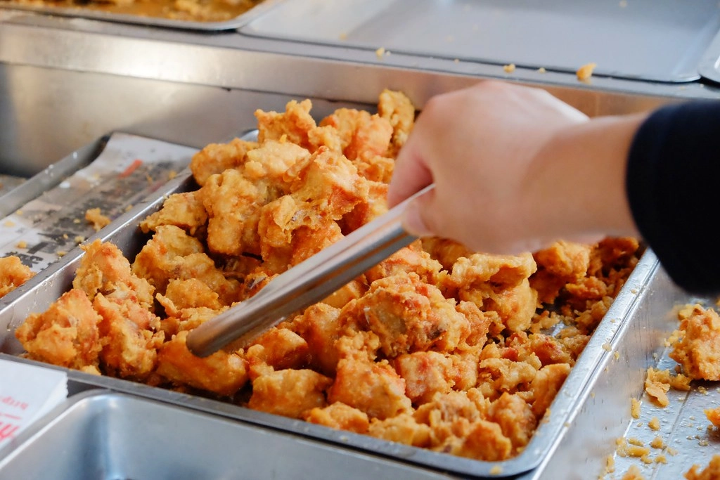 苗栗一日遊|苗栗借問站|苑裡秒殺炸雞 – 垂坤伴手禮 – 東里家風 – 三義木雕博物館 – 彭城堂 – 山板樵休閒農場 @飛天璇的口袋