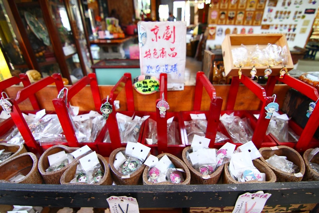 苗栗一日遊|苗栗借問站|苑裡秒殺炸雞 – 垂坤伴手禮 – 東里家風 – 三義木雕博物館 – 彭城堂 – 山板樵休閒農場 @飛天璇的口袋