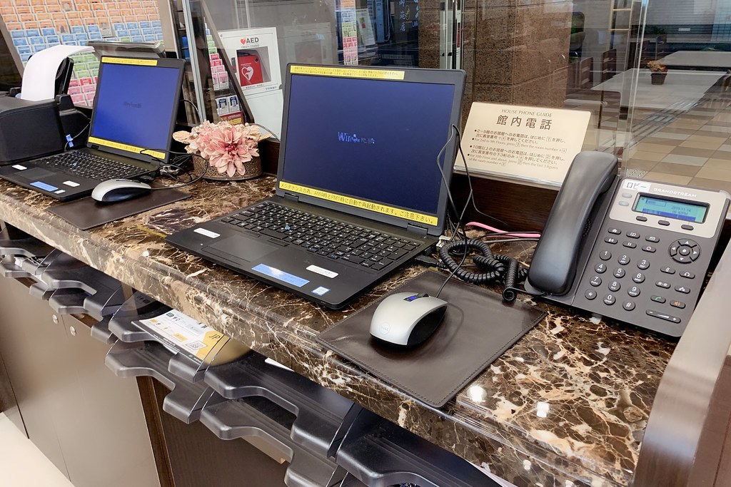 日本東京|東橫INN新宿御苑前站3號出口.新宿御苑前站3號出口步行3分鐘,附近Lawson、7-11和全家便利商店 @飛天璇的口袋