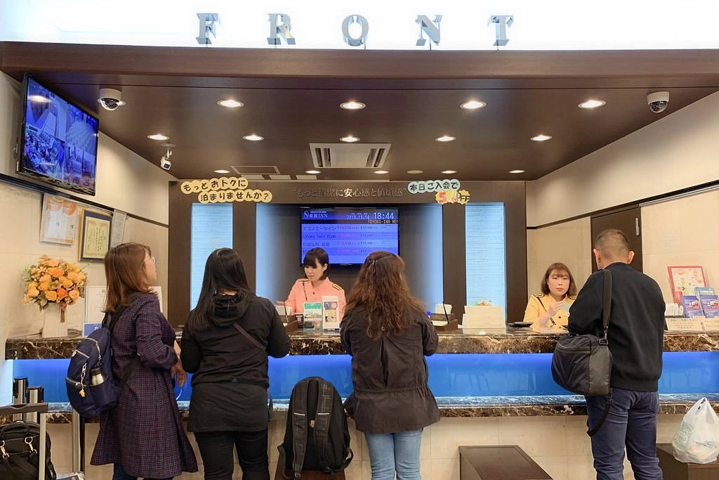 日本東京|東橫INN新宿御苑前站3號出口.新宿御苑前站3號出口步行3分鐘,附近Lawson、7-11和全家便利商店 @飛天璇的口袋