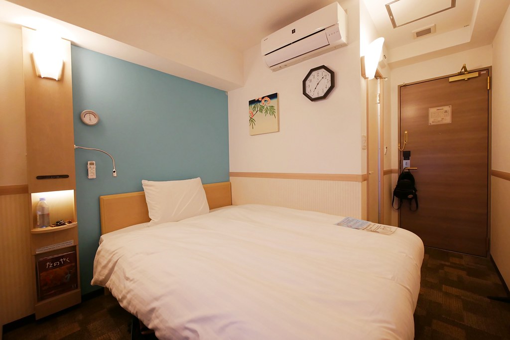 日本東京|東橫INN新宿御苑前站3號出口.新宿御苑前站3號出口步行3分鐘,附近Lawson、7-11和全家便利商店 @飛天璇的口袋