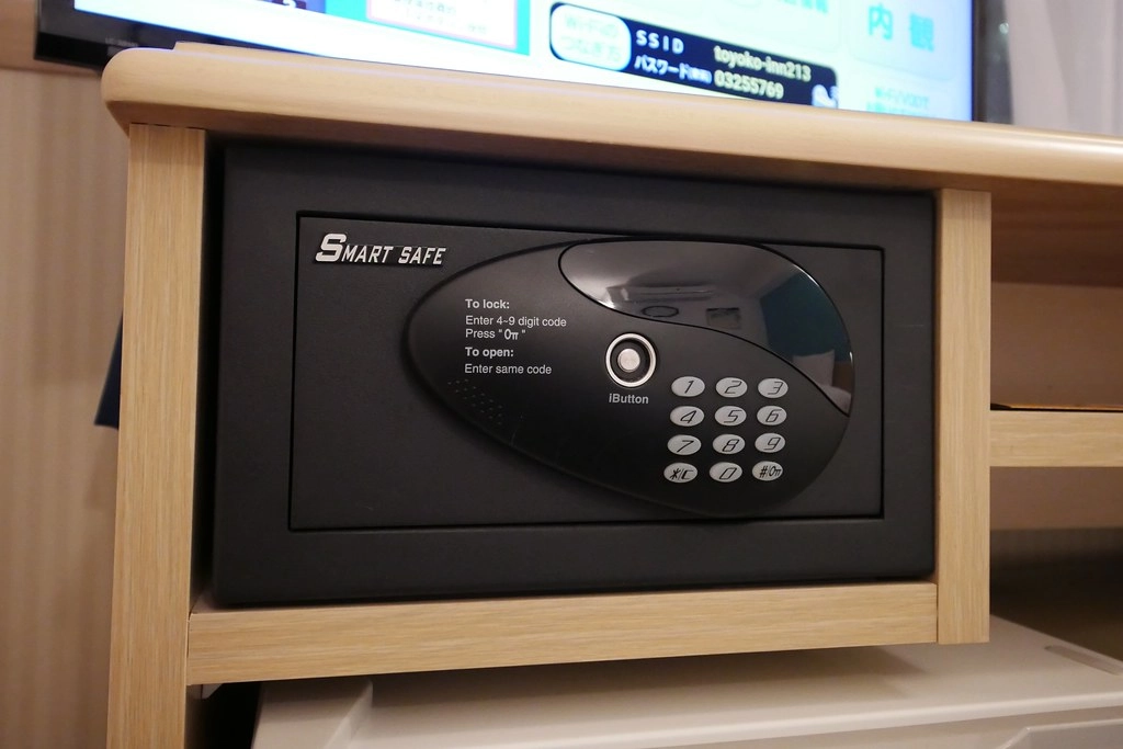 日本東京|東橫INN新宿御苑前站3號出口.新宿御苑前站3號出口步行3分鐘,附近Lawson、7-11和全家便利商店 @飛天璇的口袋