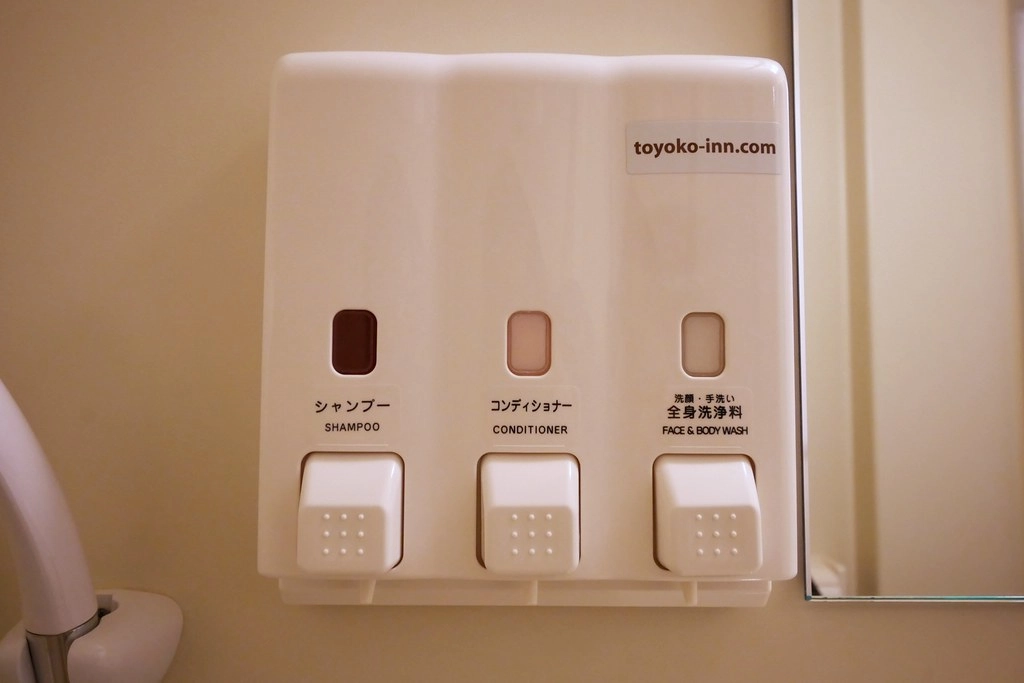 日本東京|東橫INN新宿御苑前站3號出口.新宿御苑前站3號出口步行3分鐘,附近Lawson、7-11和全家便利商店 @飛天璇的口袋