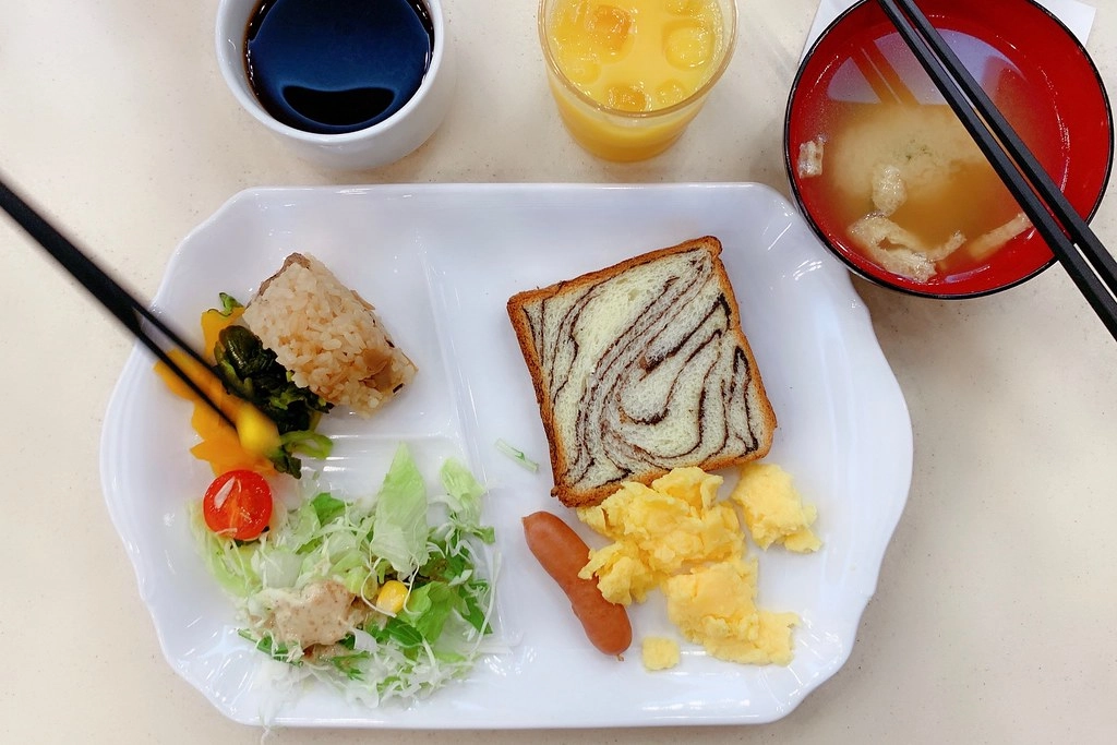 日本東京|東橫INN新宿御苑前站3號出口.新宿御苑前站3號出口步行3分鐘,附近Lawson、7-11和全家便利商店 @飛天璇的口袋