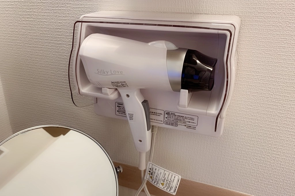 日本東京|東橫INN新宿御苑前站3號出口.新宿御苑前站3號出口步行3分鐘,附近Lawson、7-11和全家便利商店 @飛天璇的口袋