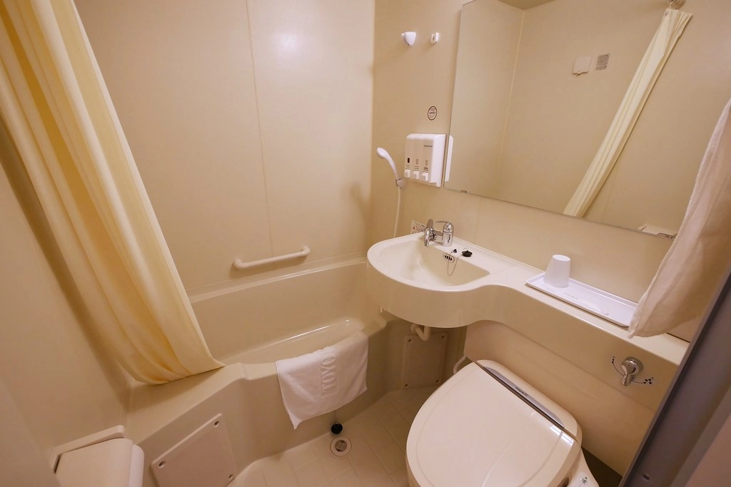 日本東京|東橫INN新宿御苑前站3號出口.新宿御苑前站3號出口步行3分鐘,附近Lawson、7-11和全家便利商店 @飛天璇的口袋