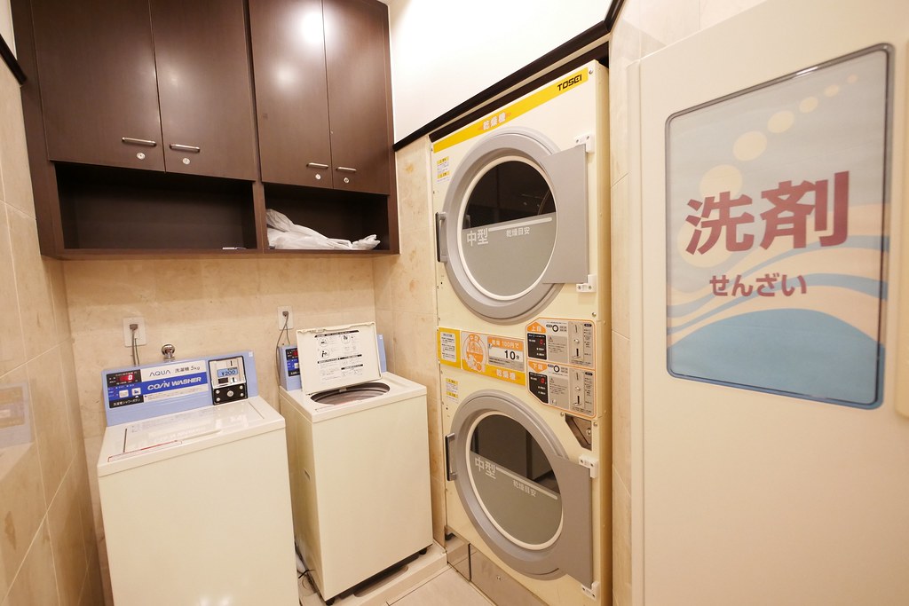 日本東京|東橫INN新宿御苑前站3號出口.新宿御苑前站3號出口步行3分鐘,附近Lawson、7-11和全家便利商店 @飛天璇的口袋