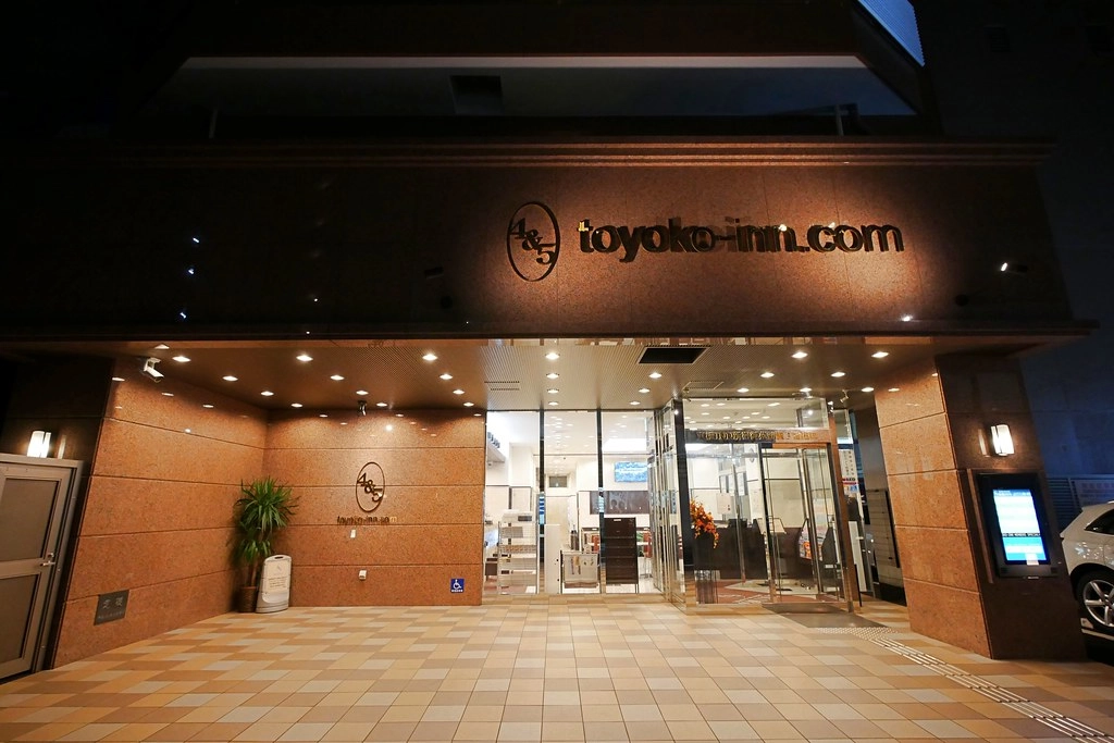 日本東京|東橫INN新宿御苑前站3號出口.新宿御苑前站3號出口步行3分鐘,附近Lawson、7-11和全家便利商店 @飛天璇的口袋