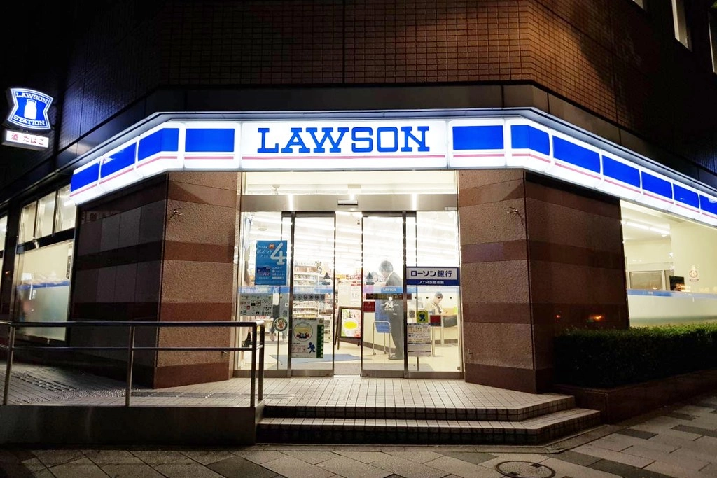 日本東京|東橫INN新宿御苑前站3號出口.新宿御苑前站3號出口步行3分鐘,附近Lawson、7-11和全家便利商店 @飛天璇的口袋