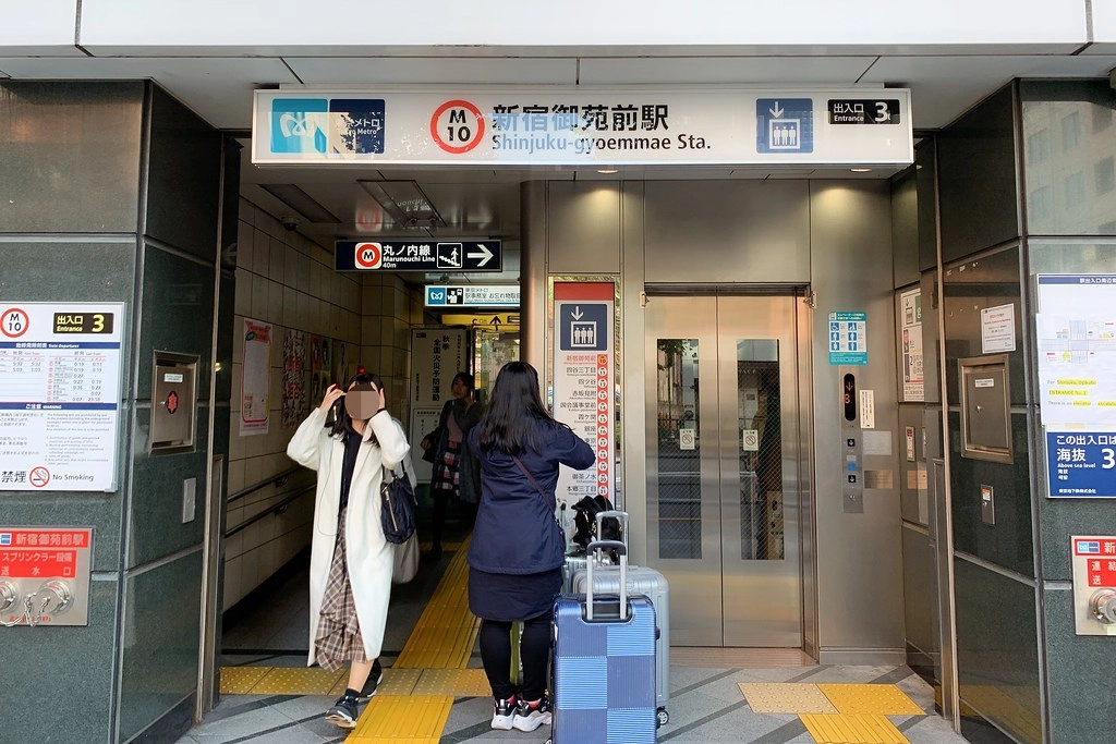 日本東京|東橫INN新宿御苑前站3號出口.新宿御苑前站3號出口步行3分鐘,附近Lawson、7-11和全家便利商店 @飛天璇的口袋