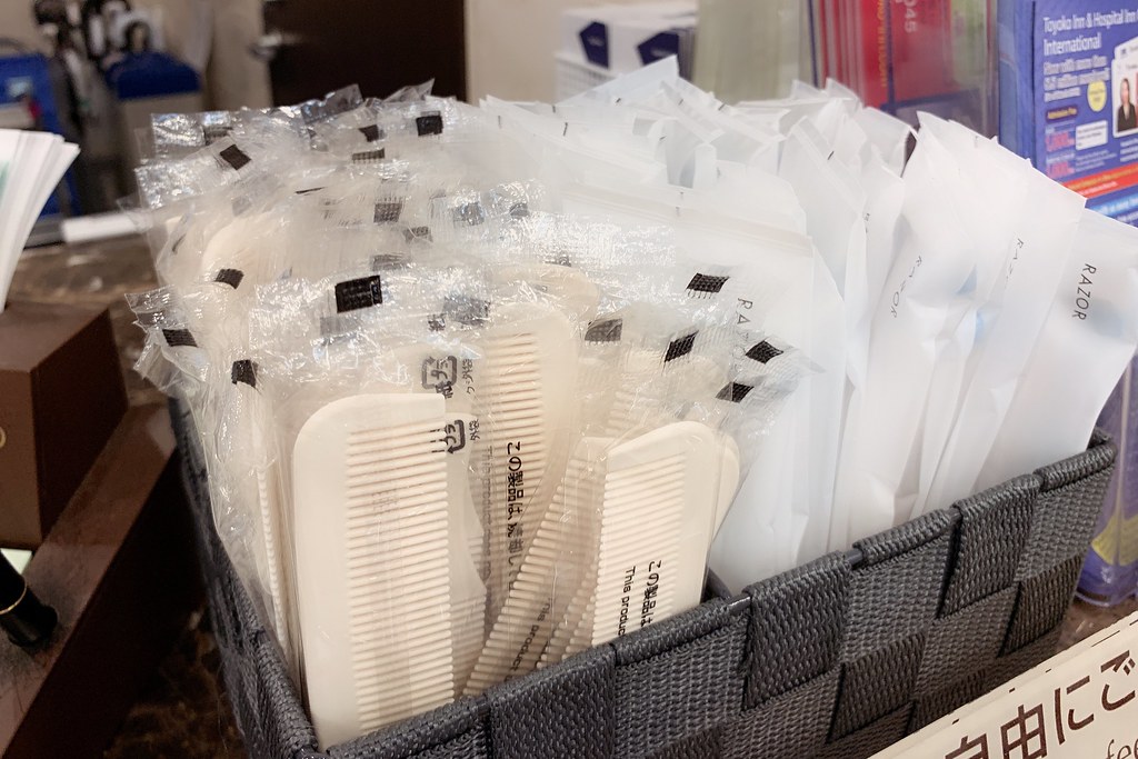 日本東京|東橫INN新宿御苑前站3號出口.新宿御苑前站3號出口步行3分鐘,附近Lawson、7-11和全家便利商店 @飛天璇的口袋