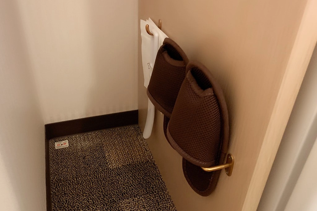 日本東京|東橫INN新宿御苑前站3號出口.新宿御苑前站3號出口步行3分鐘,附近Lawson、7-11和全家便利商店 @飛天璇的口袋