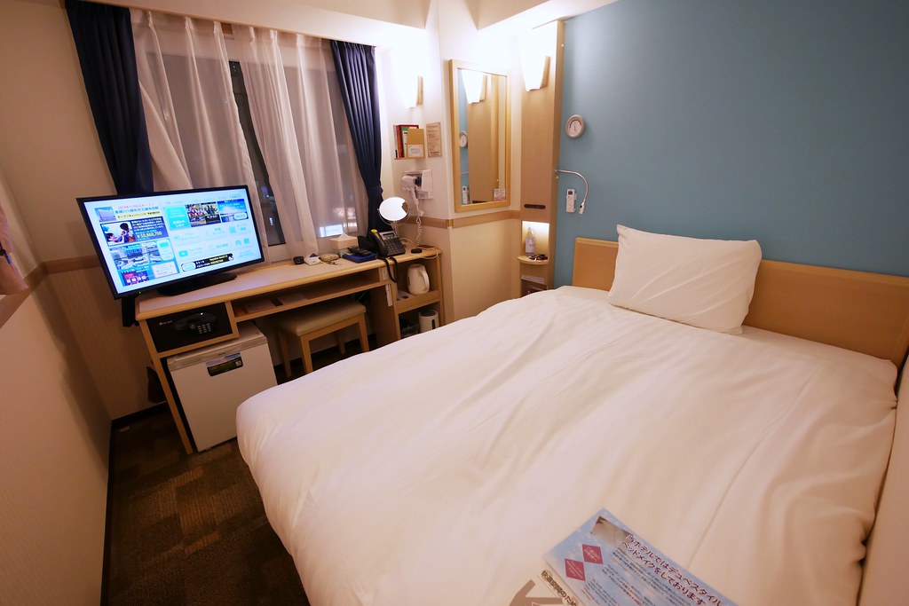 日本東京|東橫INN新宿御苑前站3號出口.新宿御苑前站3號出口步行3分鐘,附近Lawson、7-11和全家便利商店 @飛天璇的口袋