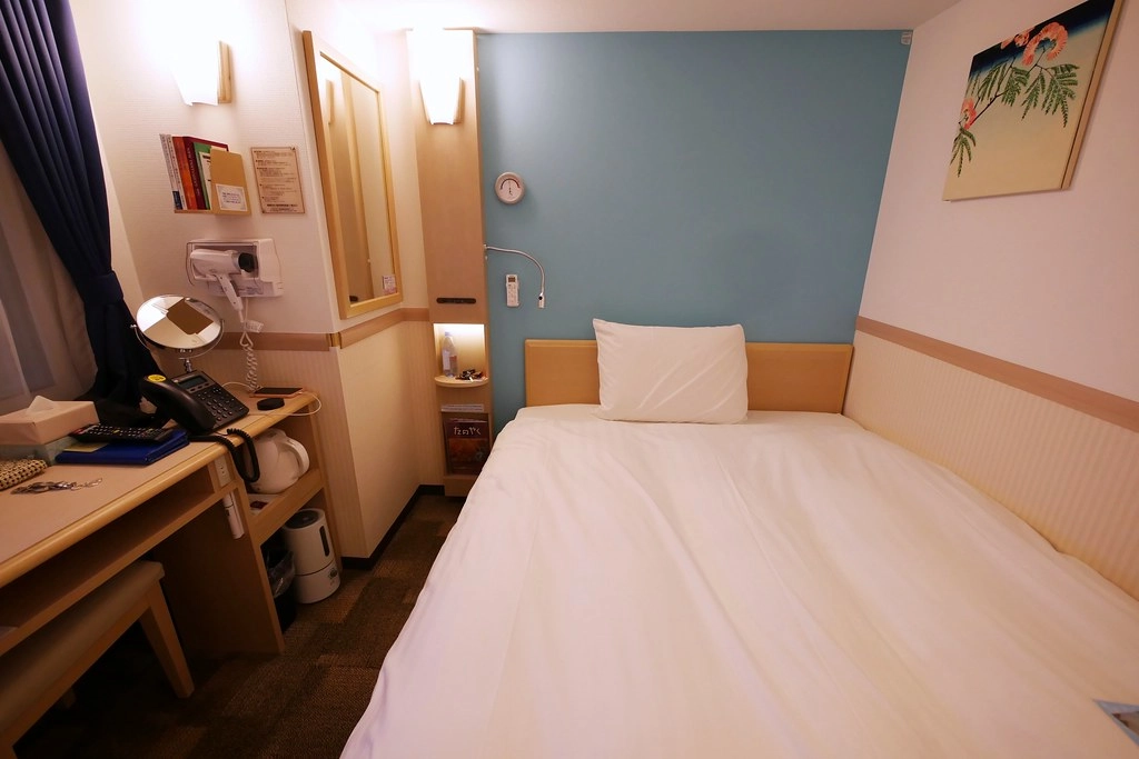 日本東京|東橫INN新宿御苑前站3號出口.新宿御苑前站3號出口步行3分鐘,附近Lawson、7-11和全家便利商店 @飛天璇的口袋