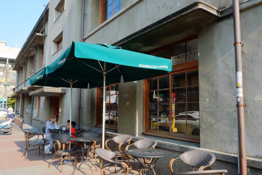 雲林虎尾|星巴克虎尾門市,日治昭和時期三級古蹟,結合書香與咖啡香 @飛天璇的口袋