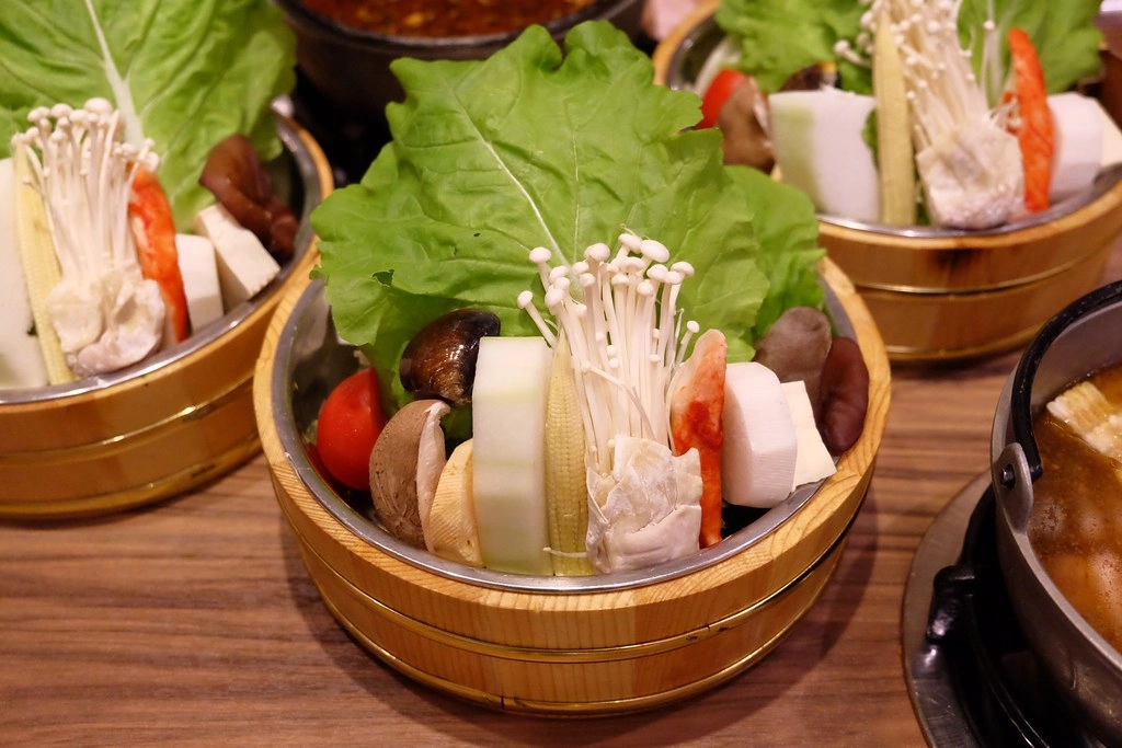 良食煮意有機鍋物:有機餐廳五顆星認證~$1288元雙人海陸餐,+198元升級5品海鮮盤! @飛天璇的口袋