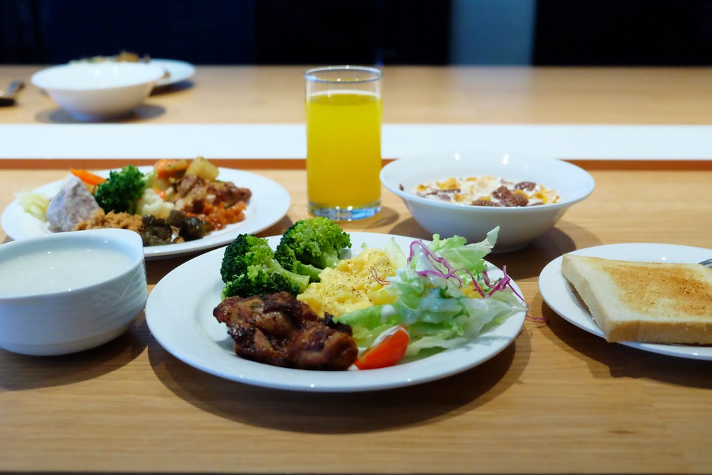 【嘉義西區】嘉義智選假日酒店 Holiday Inn Express:嘉義火車站步行5分鐘,房間簡約裝潢有質感 @飛天璇的口袋