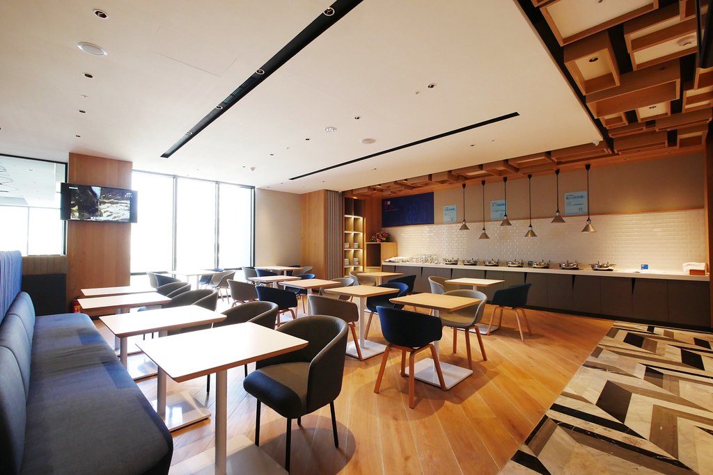 【嘉義西區】嘉義智選假日酒店 Holiday Inn Express:嘉義火車站步行5分鐘,房間簡約裝潢有質感 @飛天璇的口袋