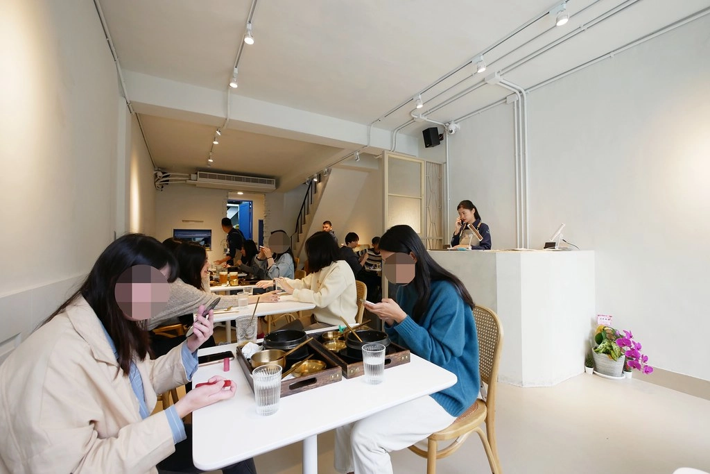 台中西區|無理 Wuli.台中韓式鍋物餐廳,夢幻的Tiffany藍和網美盪秋千 @飛天璇的口袋