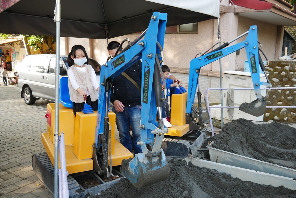 百果山溜滑梯:全台最長的溜滑梯,沙畫、釣魚、旋轉木馬、摩天輪,小孩子的天堂啊! @飛天璇的口袋