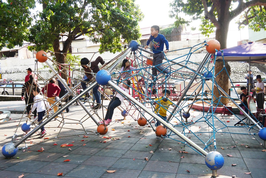 百果山溜滑梯:全台最長的溜滑梯,沙畫、釣魚、旋轉木馬、摩天輪,小孩子的天堂啊! @飛天璇的口袋