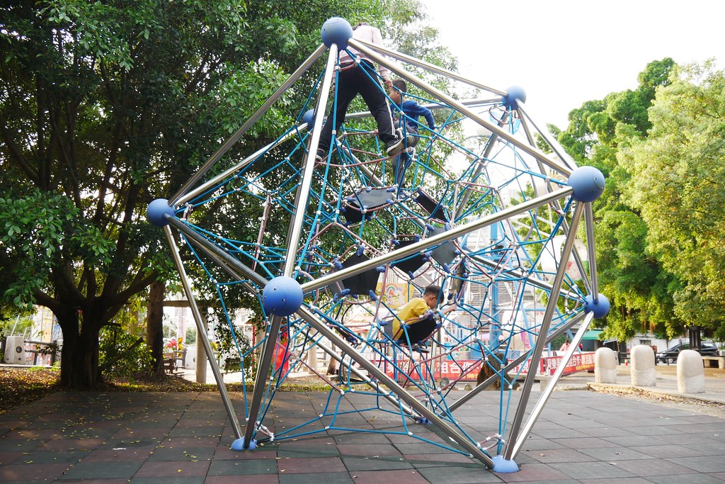 百果山溜滑梯:全台最長的溜滑梯,沙畫、釣魚、旋轉木馬、摩天輪,小孩子的天堂啊! @飛天璇的口袋