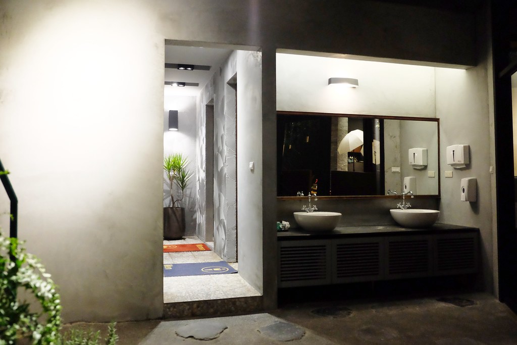 戰鼓火鍋:整尾鱸魚、燉牛骨放鍋底~創新7種湯頭讓人耳目一新! @飛天璇的口袋