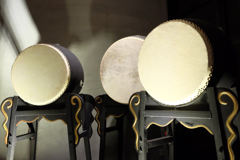 戰鼓火鍋:整尾鱸魚、燉牛骨放鍋底~創新7種湯頭讓人耳目一新! @飛天璇的口袋